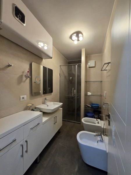 Tirane, jepet me qera apartament 1+1+Aneks+Ballkon , 72 m² 600 € (Komuna e Parisit)