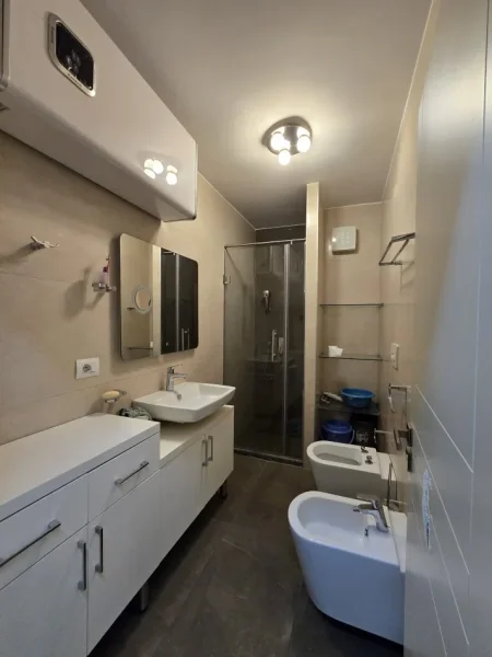 Tirane, jepet me qera apartament 1+1+Aneks+Ballkon , 72 m² 600 € (Komuna e Parisit)