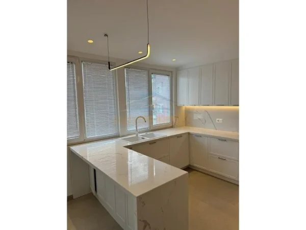 Tirane, shitet Penthause,  3+1+3, + 2 Poste Parkimi,  Kati 5, 300 m² 680.000 € (Liqeni i Thate)