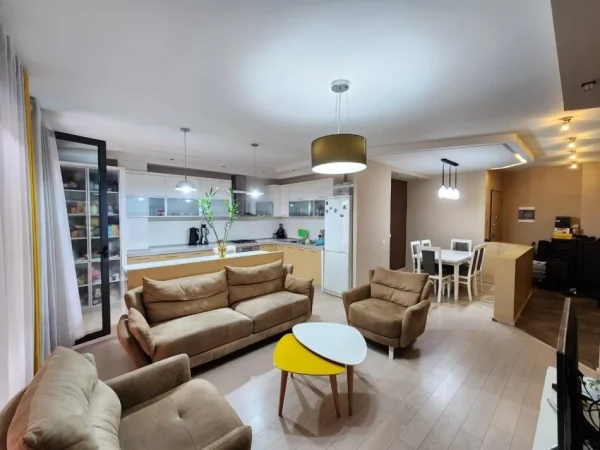 Tirane, jepet me qera apartament 2+1 Kati 2, 140 m² 600 € (Bar Flavio Yzberisht)