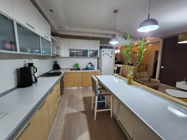 Tirane, jepet me qera apartament 2+1 Kati 2, 140 m² 600 € (Bar Flavio Yzberisht)