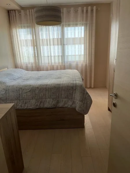 Tirane, jepet me qera apartament 2+1 Kati 2, 140 m² 600 € (Bar Flavio Yzberisht)