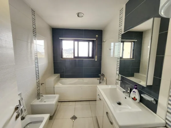 Tirane, jepet me qera apartament 2+1 Kati 2, 140 m² 600 € (Bar Flavio Yzberisht)