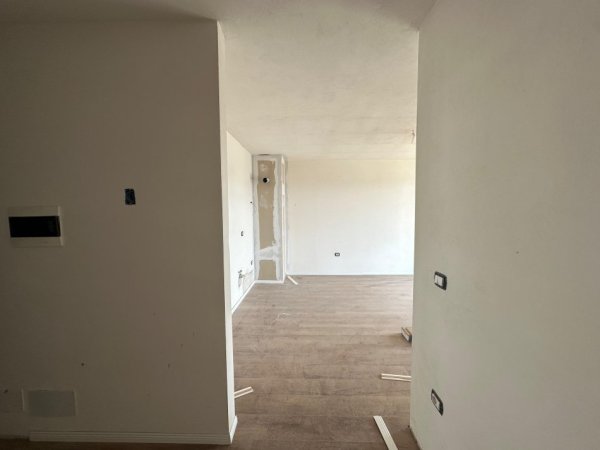 Tirane, shitet apartament 1+1+Ballkon Kati 9, 84 m² 125.000 € (Ish Fusha Aviacionit Garden Residence Turdiu Gati Per Banim)