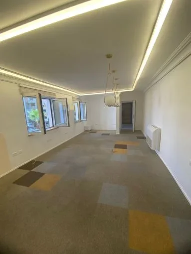 Tirane, jepet me qera zyre Kati 1, 130 m² 2.000 € (rruga e durresit)