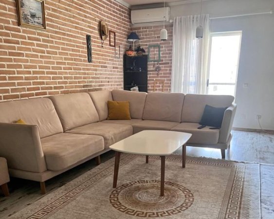 Tirane, jepet me qera apartament 2+1+Ballkon Kati 8, 100 m² 650 € (Prane German Conputers)