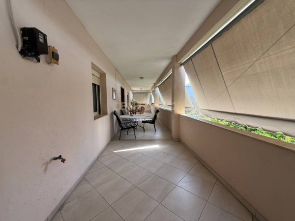 Tirane, jepet me qera apartament 3+1 Kati 2, 300 m² 800 € (Ne zonen e Brrylit)