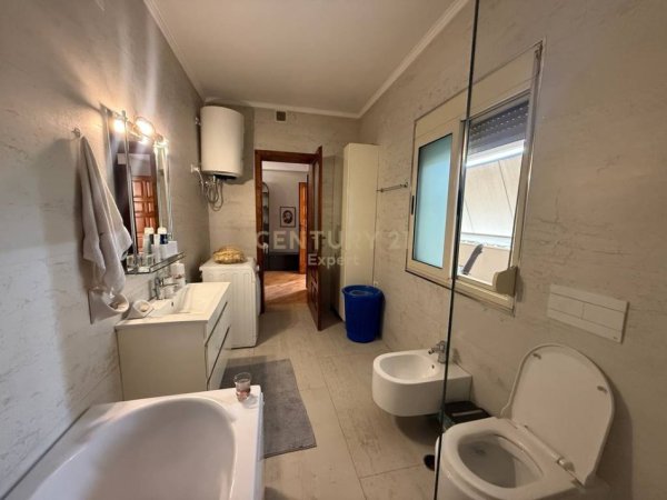 Tirane, jepet me qera apartament 3+1 Kati 2, 300 m² 800 € (Ne zonen e Brrylit)