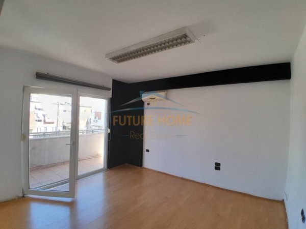 Tirane, shitet apartament 2+1+Ballkon Kati 2, 110 m² (Sheshi Willson)