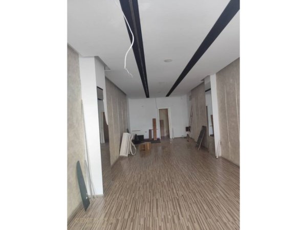 Tirane, jepet me qera dyqan Kati 1, 54 m² 1.500 € (Myslym Shyri)