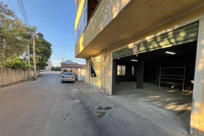 Tirane, jepet me qera magazine Kati 0, 120 m² 900 € (LAPRAKE)