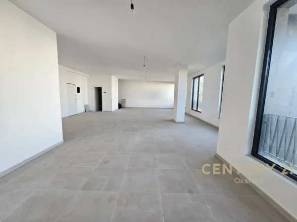 Tirane, jepet me qera ambjent biznesi Kati 1, 136 m² 1.600 € (REZIDENCA ZIRKON)
