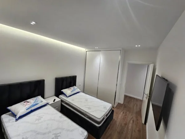 Tirane, jepet me qera apartament 2+1+Ballkon , 116 m² 1.000 € 