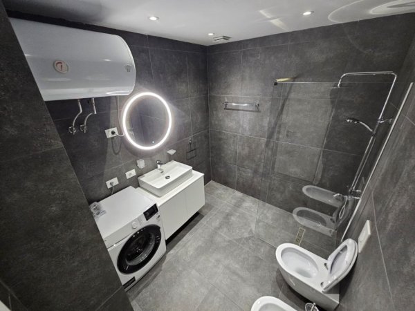 Tirane, jepet me qera apartament 2+1+Ballkon , 116 m² 1.000 € 