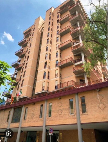 Tirane, jepet me qera zyre Kati 0, 70 m² 100.000 € (QENDER)