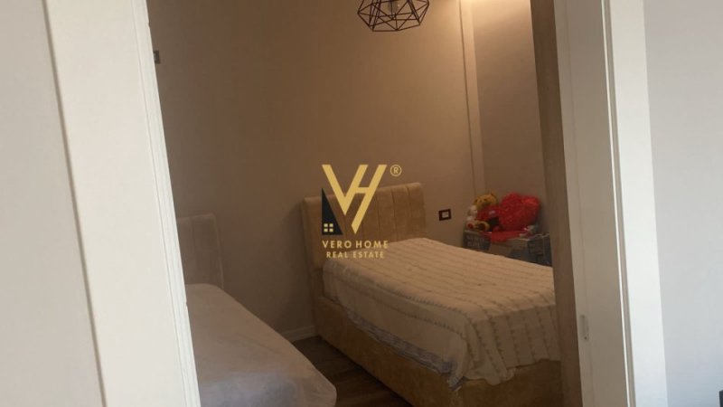 Tirane, jepet me qera apartament 2+1+Ballkon Kati 1, 105 m² 800 € (PORCELAN)