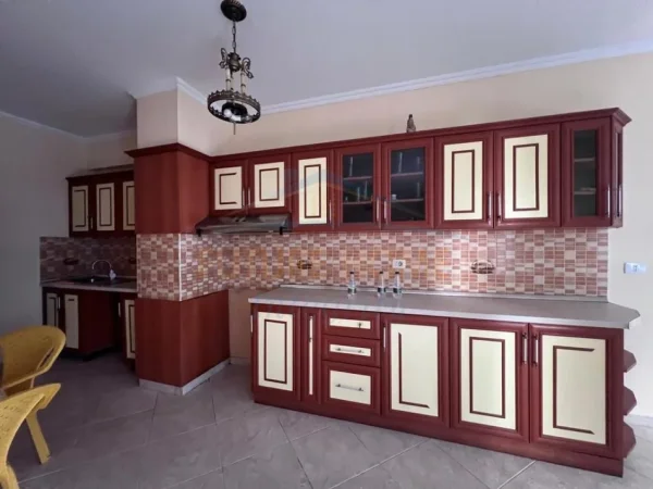 Tirane, jepet me qera apartament 3+1+Ballkon Kati 4, 166 m² 1.500 € (Rruga e Dibrës)