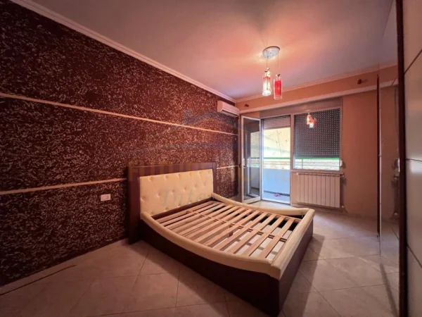 Tirane, jepet me qera apartament 3+1+Ballkon Kati 4, 166 m² 1.500 € (Rruga e Dibrës)