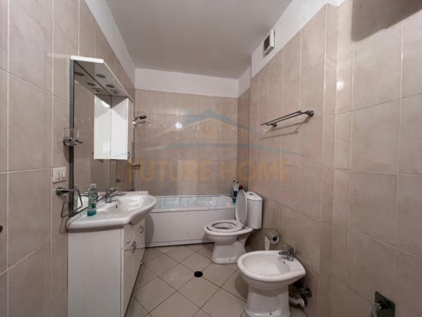 Tirane, jepet me qera apartament 3+1+Ballkon Kati 4, 166 m² 1.500 € (Rruga e Dibrës)
