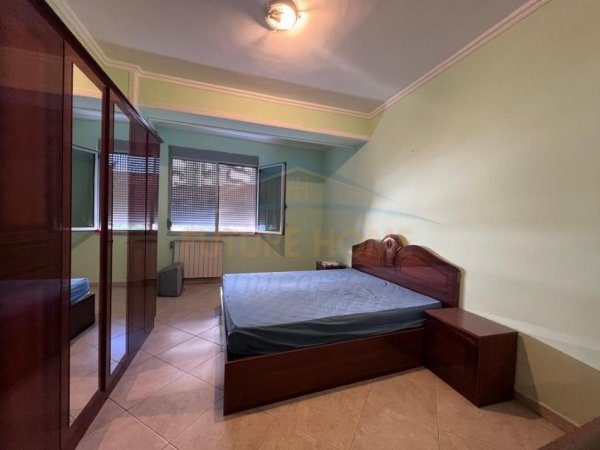 Tirane, jepet me qera apartament 3+1+Ballkon Kati 4, 166 m² 1.500 € (Rruga e Dibrës)