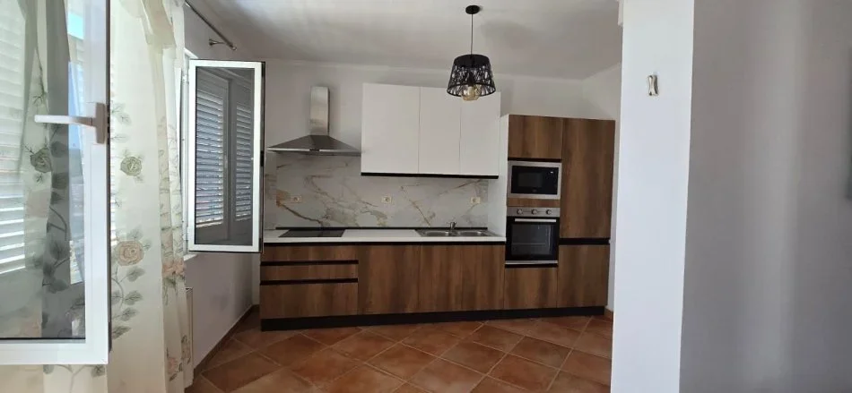 Tirane, jepet me qera apartament 3+1 Kati 3, 120 m² 800 € (Qytet Studenti (VR007))