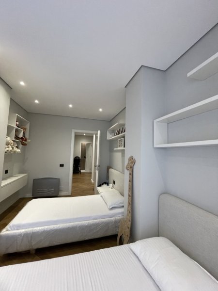 Tirane, shitet apartament 2+1+Ballkon Kati 4, 120 m² 350.000 € (Pazari i ri)