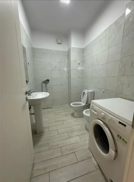 Tirane, jepet me qera apartament 1+1+Ballkon , 70 m² 420 € 