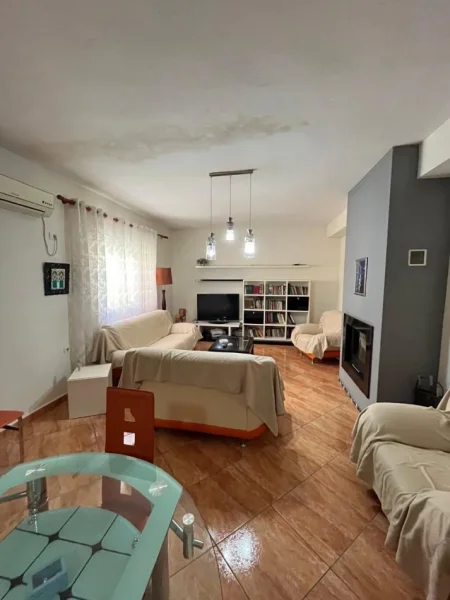 Tirane, jepet me qera apartament 3+1+Aneks+Ballkon Kati 1, 700 € (Ali Demi)