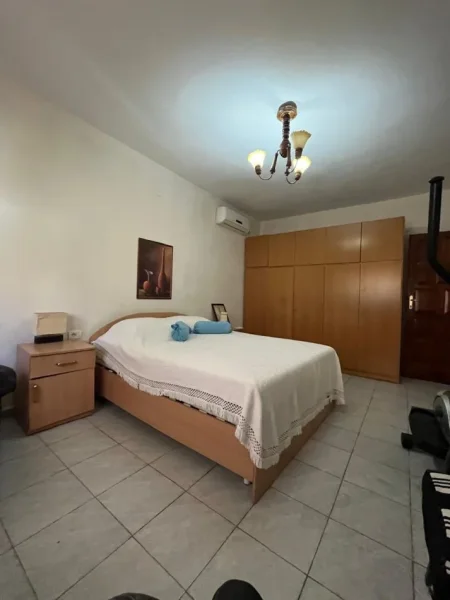 Tirane, jepet me qera apartament 3+1+Aneks+Ballkon Kati 1, 700 € (Ali Demi)
