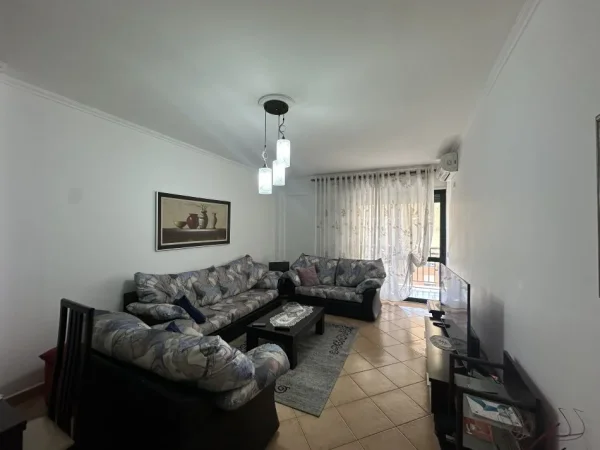 Tirane, jepet me qera apartament Kati 7, 70 m² 500 € (Rruga e Kavajes)