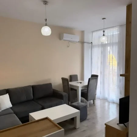 Tirane, shitet apartament 1+1 , 46 m² (prane vila L)