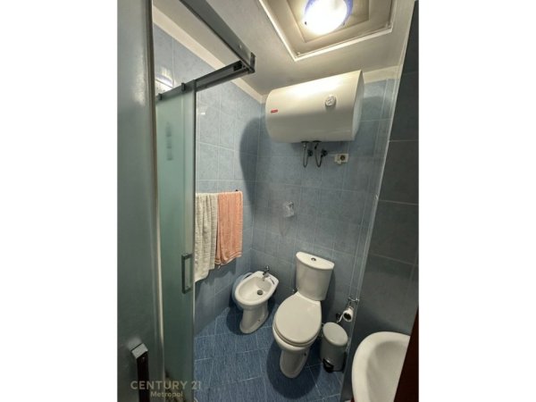 Tirane, jepet me qera apartament 1+1 Kati 7, 500 € (Perball Delijorgjit)