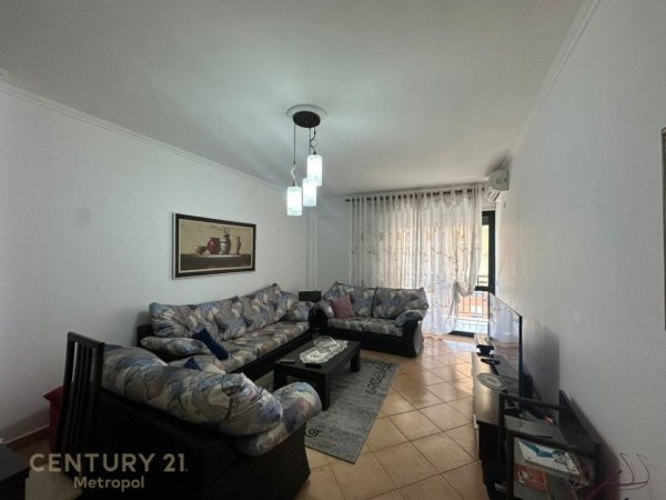 Tirane, jepet me qera apartament 1+1 Kati 7, 500 € (Perball Delijorgjit)