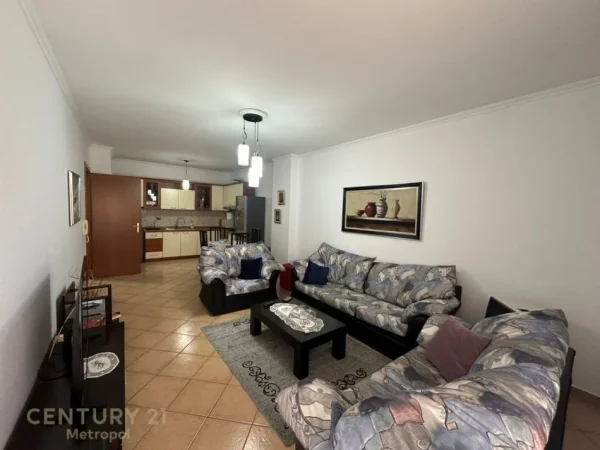 Tirane, jepet me qera apartament 1+1 Kati 7, 500 € (Perball Delijorgjit)