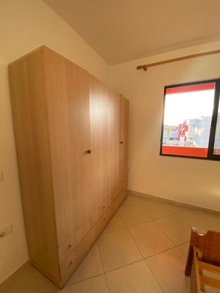 Tirane, jepet me qera apartament 1+1 , 350 € (Yzberisht)