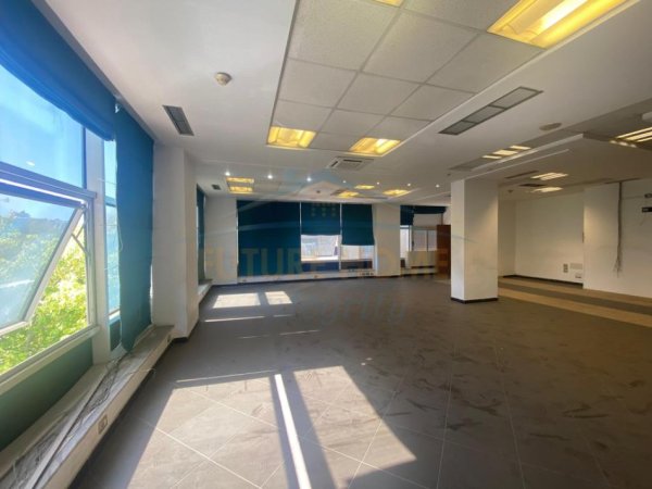 Tirane, ambjent biznesi Kati 0, 419 m² 3.500 Euro (Bulevardi Zhan Dark)