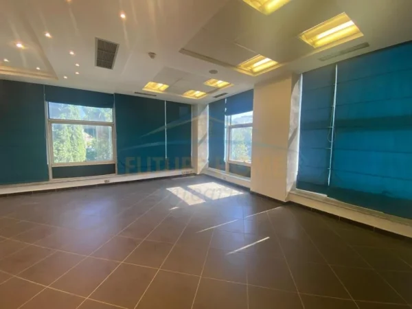 Tirane, ambjent biznesi Kati 0, 419 m² 3.500 Euro (Bulevardi Zhan Dark)