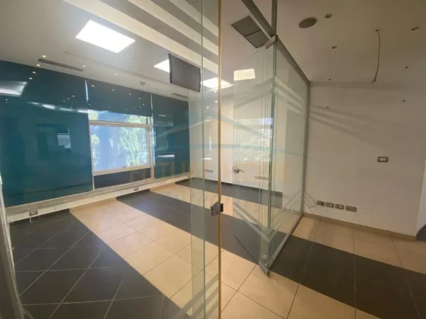 Tirane, ambjent biznesi Kati 0, 419 m² 3.500 Euro (Bulevardi Zhan Dark)