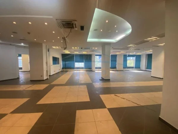 Tirane, ambjent biznesi Kati 0, 419 m² 3.500 Euro (Bulevardi Zhan Dark)