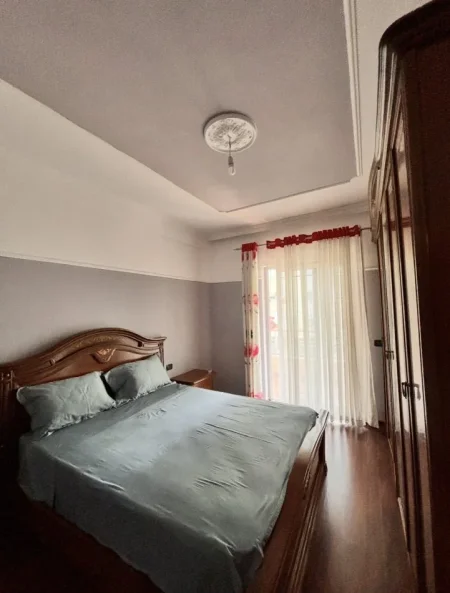 Tirane, jepet me qera Vile 2+1+Ballkon Kati 3, 90 m² 550 € (Rruga 5 Maj, perballe shkolles “Tirana Jonë”)