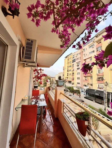 Tirane, jepet me qera Vile 2+1+Ballkon Kati 3, 90 m² 550 € (Rruga 5 Maj, perballe shkolles “Tirana Jonë”)