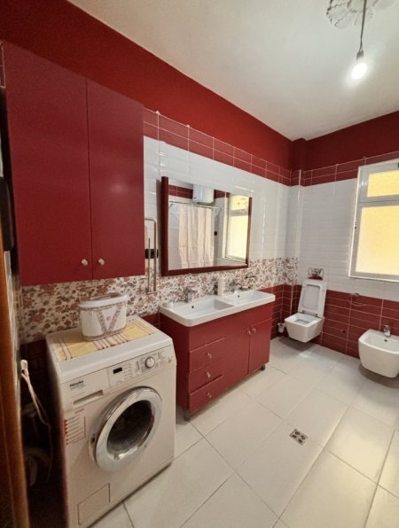 Tirane, jepet me qera Vile 2+1+Ballkon Kati 3, 90 m² 550 € (Rruga 5 Maj, perballe shkolles “Tirana Jonë”)