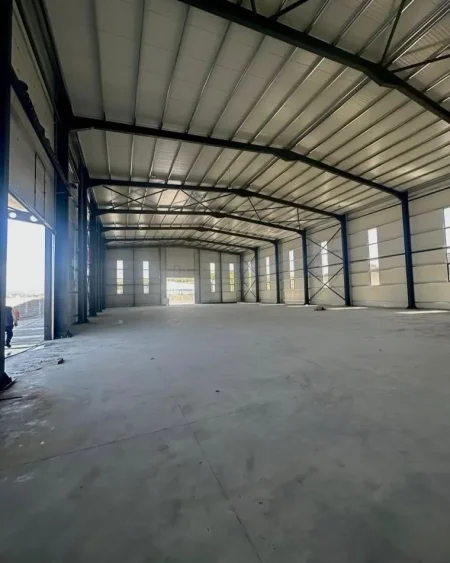 Tirane, jepet me qera magazine , 1.200 m² (Kashar rruge dytesore)