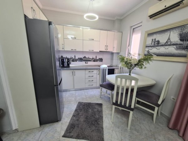 Tirane, jepet me qera apartament 1+1 Kati 5, 72 m² 550 mije leke  (Perball shkolles Andon Zako Cajupi)
