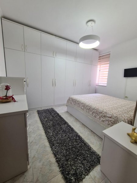 Tirane, jepet me qera apartament 1+1 Kati 5, 72 m² 550 mije leke  (Perball shkolles Andon Zako Cajupi)