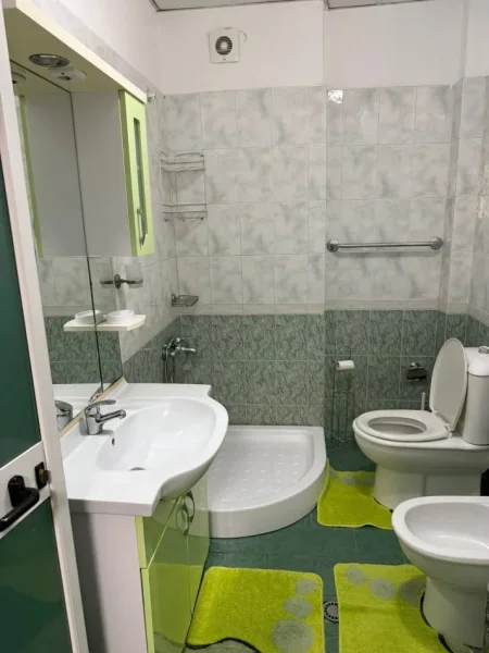 Tirane, jepet me qera apartament 1+1 Kati 5, 72 m² 550 mije leke  (Perball shkolles Andon Zako Cajupi)