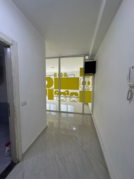 Tirane, jepet me qera  ambient biznesi Kati 4, 135.6 m² 1.500 € (Ne qender te Tiranes)