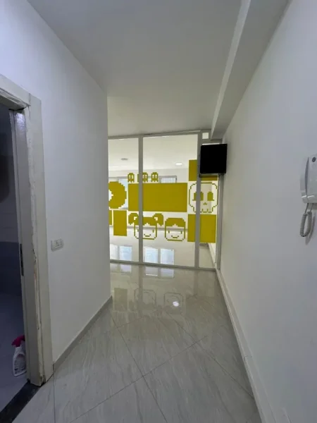 Tirane, jepet me qera  ambient biznesi Kati 4, 135.6 m² 1.500 € (Ne qender te Tiranes)