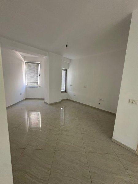 Tirane, jepet me qera  ambient biznesi Kati 4, 135.6 m² 1.500 € (Ne qender te Tiranes)