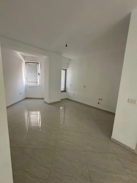 Tirane, jepet me qera  ambient biznesi Kati 4, 135.6 m² 1.500 € (Ne qender te Tiranes)